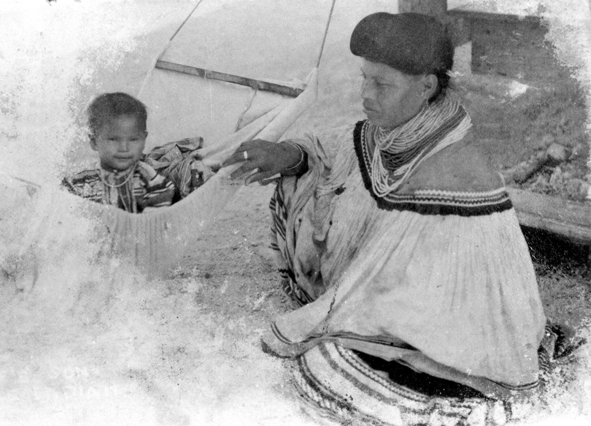 1930 - Matka z kmene Miccosukee houpá své dítě v houpací síti.